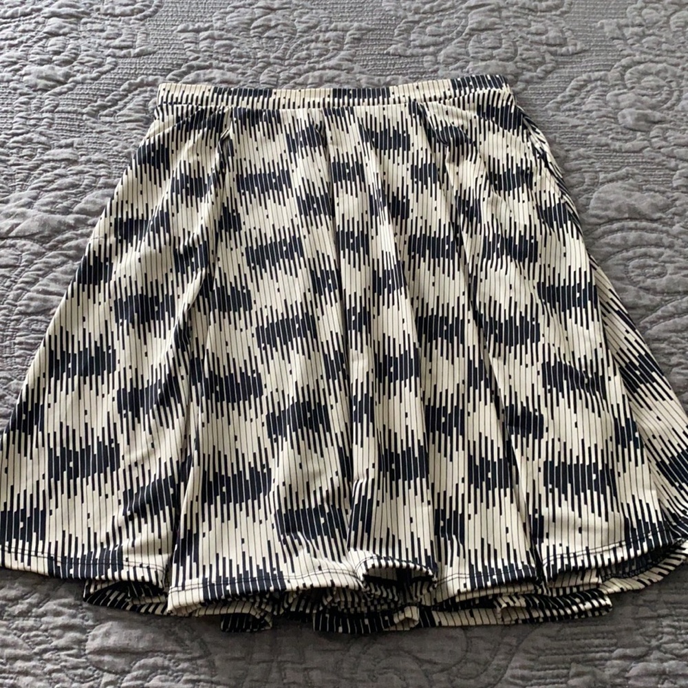 Lula Roe skirt size large.